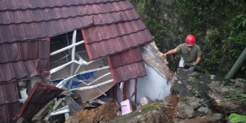 Longsor Hantam Rumah Warga di Ciambar Sukabumi, Satu Keluarga Mengungsi