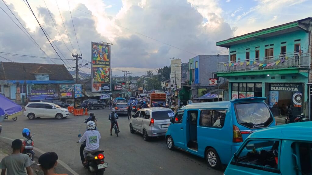 Kepadatan Kendaraan di Sukabumi Utara, Pengendara Terjebak Macet Berjam-jam