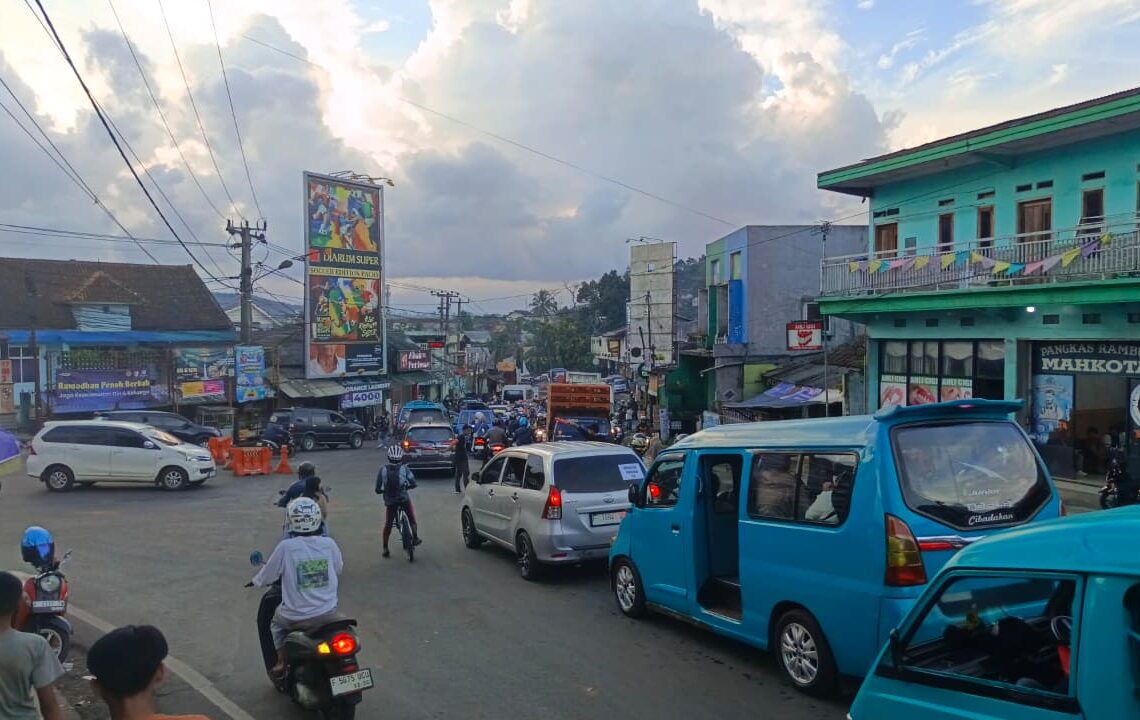 Kepadatan Kendaraan di Sukabumi Utara, Pengendara Terjebak Macet Berjam-jam