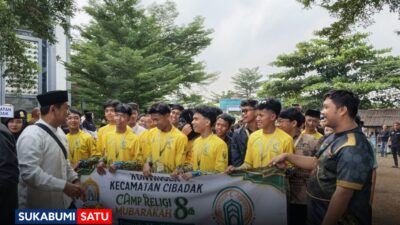 Mulyadi Camat Cibadak saat melepas Kontingen Kemah Religi perwakilan Cibadak di Asrama Haji Cikembar. Kamis, (25/06/2026).