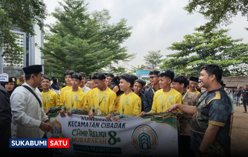 Mulyadi Camat Cibadak saat melepas Kontingen Kemah Religi perwakilan Cibadak di Asrama Haji Cikembar. Kamis, (25/06/2026).