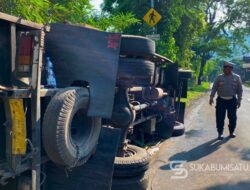 Hindari Tabrakan dengan Truk Trailer, Truk Bermuatan Triplek Terbalik di Cibadak