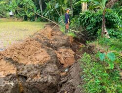Dihantui Pergerakan Tanah, Jalan Makam Babakan Cibadak Terbelah: Warga Swadaya Menguruk, Berharap Relokasi Jalur