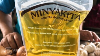 MINYAKITA Gagal Jadi Penyelamat Pasar: Langka di Cibadak, Harga Mencekik UMKM hingga Rp23 Ribu!