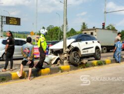 Tabrak Tukang Tahu dan Tiang PJU, Mobil Rush Melaju Kencang di Exit Tol Parungkuda