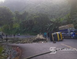Tak Kuat Menanjak, Truk Bermuatan Bambu Terguling di Tanjakan Baeud Warungkiara