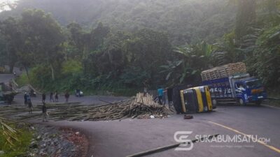 Tak Kuat Menanjak, Truk Bermuatan Bambu Terguling di Tanjakan Baeud Warungkiara