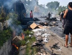 Truk Bermuatan Hanger Terbakar Hebat di Cipamuruyan, Muatan Ludes Dilalap Api