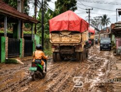 Sering Makan Korban, Jalan Pabuaran Karang Tengah Rusak Parah Imbas Truk Proyek Tol Bocimi