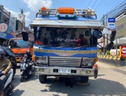 Truk Pengangkut Alat Berat Mogok di Depan RS DKH, Lalu Lintas Cibadak Macet
