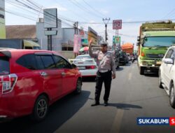 Puncak Libur Sekolah: Ratusan Kendaraan Mengular di Jalur Utama Sukabumi, Satlantas Siagakan Personel