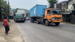Truk Kontainer Mogok di Tanjakan Pamuruyan Cibadak, Polisi Lakukan Pengaturan Lalu Lintas