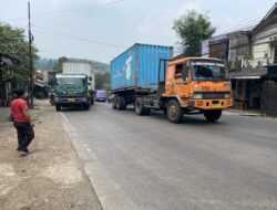 Truk Kontainer Mogok di Tanjakan Pamuruyan Cibadak, Polisi Lakukan Pengaturan Lalu Lintas