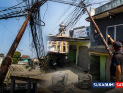 Ancam Keselamatan Warga! Tiang Telkom di Cidahu Miring Parah, Kabel Semrawut Dibiarkan Tanpa Penanganan