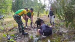 Pipa Air Bocor di Tengah Kekeringan, Satgas Yonarmed 13/Nanggala Bantu Warga Desa Jasa
