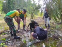 Pipa Air Bocor di Tengah Kekeringan, Satgas Yonarmed 13/Nanggala Bantu Warga Desa Jasa