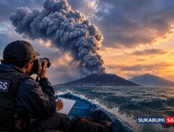 Menantang Gelombang demi Informasi, Menggantung Harapan di Perairan Anak Krakatau: “Tidak Ada Berita Seharga Nyawa”