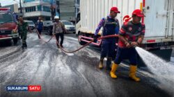 Ceceran Oli Sepanjang 1 KM Bikin Pemotor Berjatuhan, Damkar dan Polisi Gerak Cepat Semprot Jalan Siliwangi Cibadak