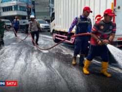 Ceceran Oli Sepanjang 1 KM Bikin Pemotor Berjatuhan, Damkar dan Polisi Gerak Cepat Semprot Jalan Siliwangi Cibadak