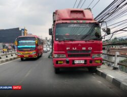 Dua Hari Mogok di Jembatan Cipamuruyan, Truk Box Bermuatan 23 Ton Air Mineral Menunggu Evakuasi
