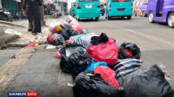Tumpukan Sampah Liar di Cibadak Ganggu Pemilik Salon, Bau Menyengat hingga Dikeluhkan Pelanggan