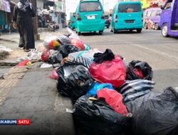 Tumpukan Sampah Liar di Cibadak Ganggu Pemilik Salon, Bau Menyengat hingga Dikeluhkan Pelanggan